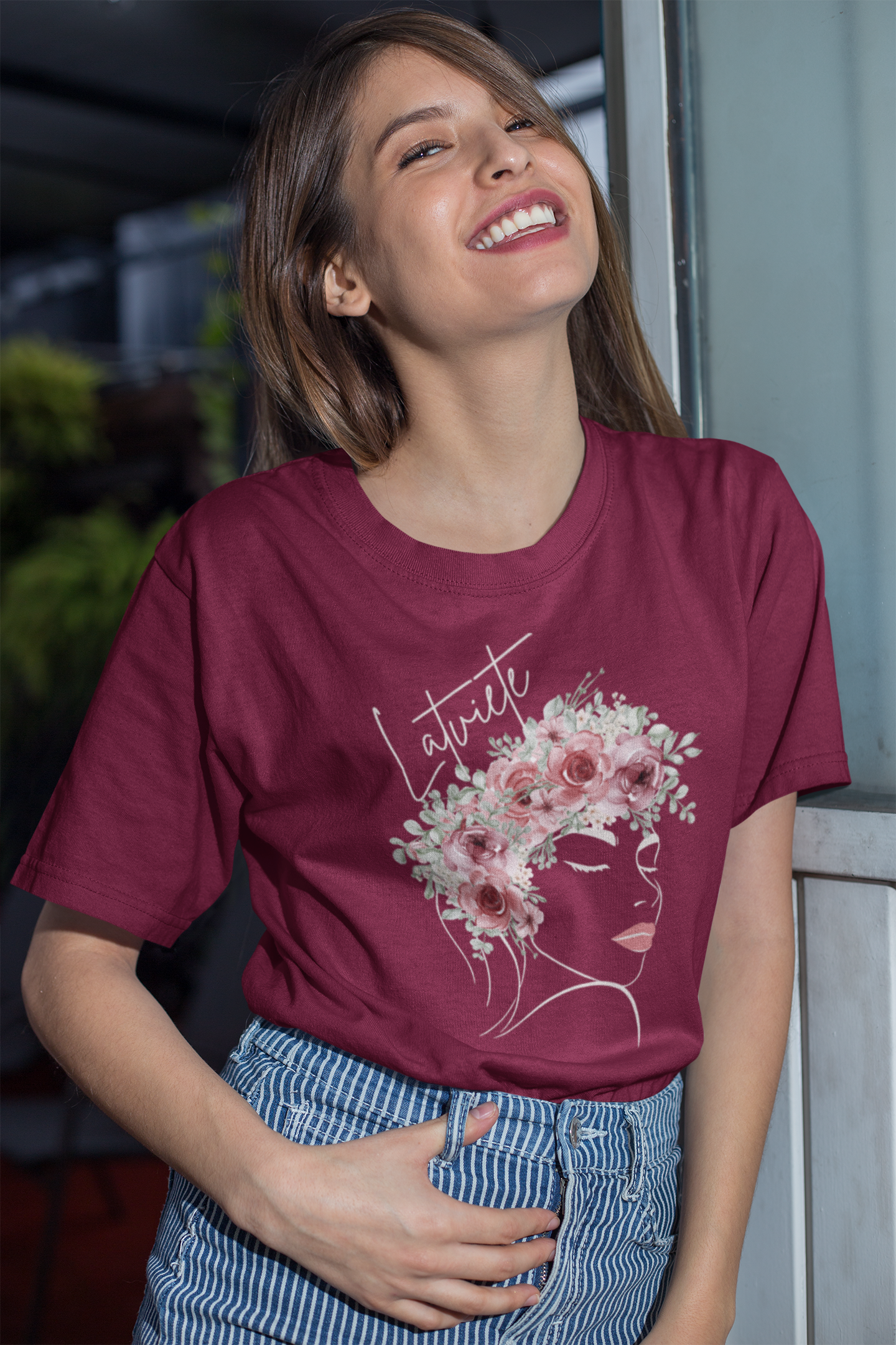 Latviete ar ziedu kroni