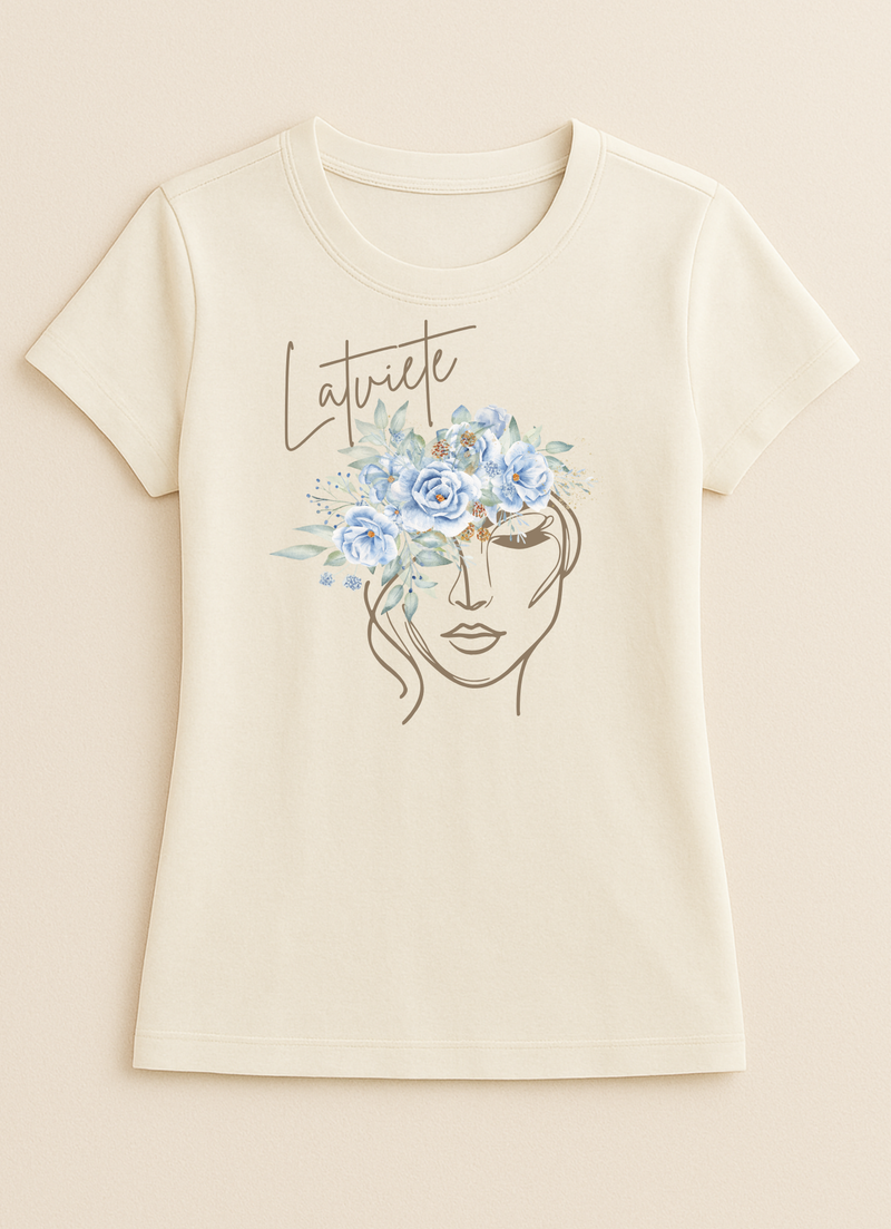 Latviete ar ziliem ziediem