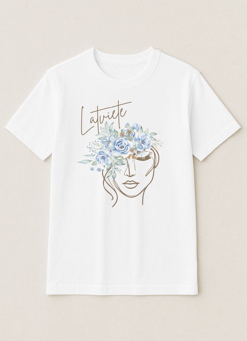 Latviete ar ziliem ziediem