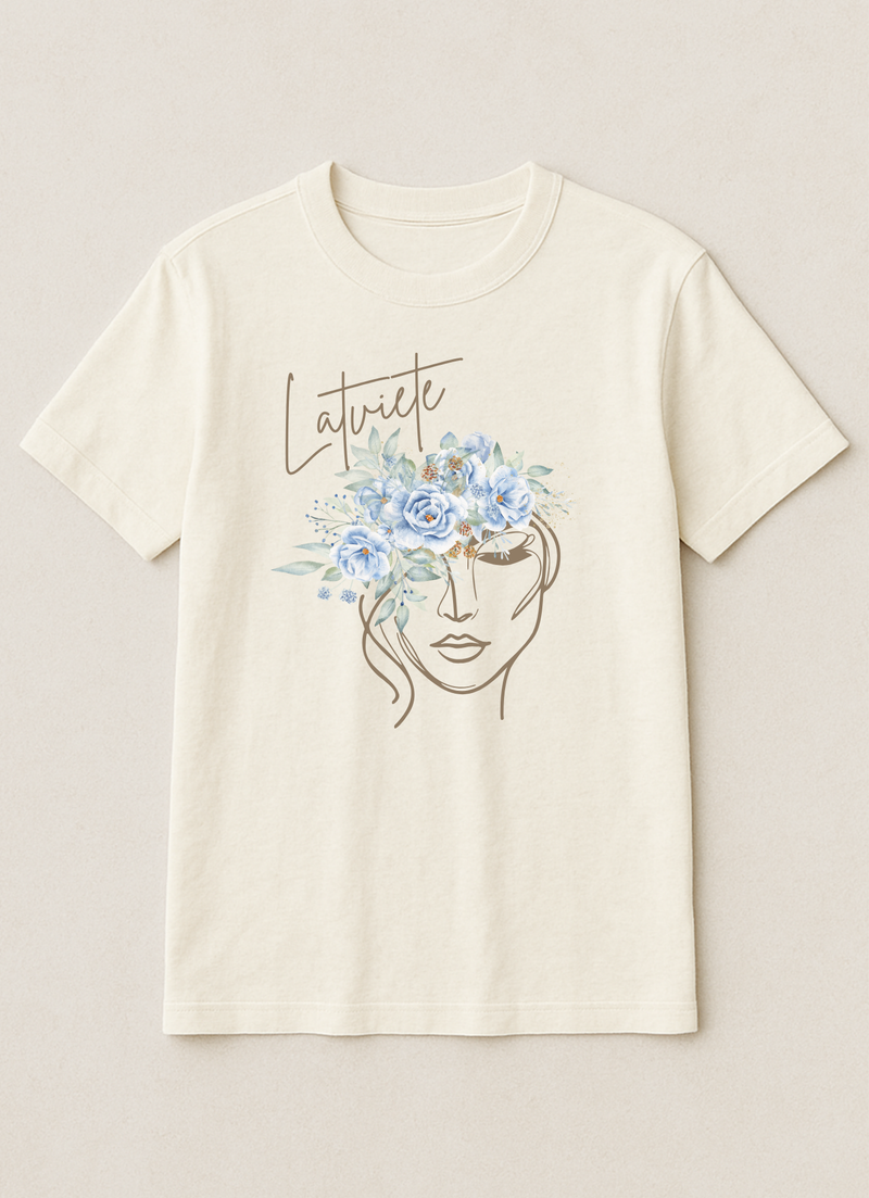 Latviete ar ziliem ziediem