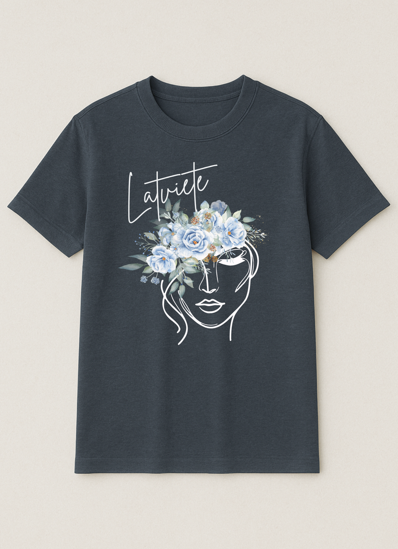 Latviete ar ziliem ziediem