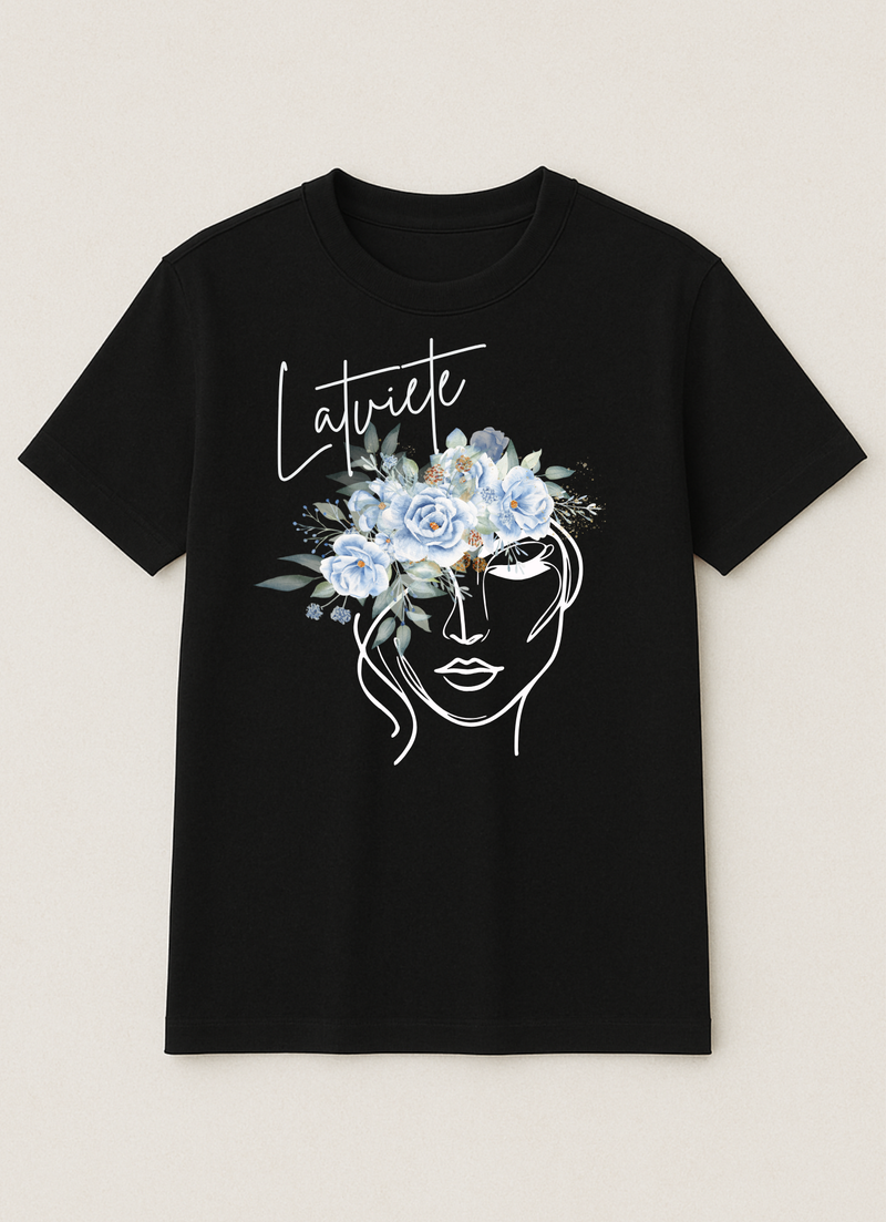 Latviete ar ziliem ziediem