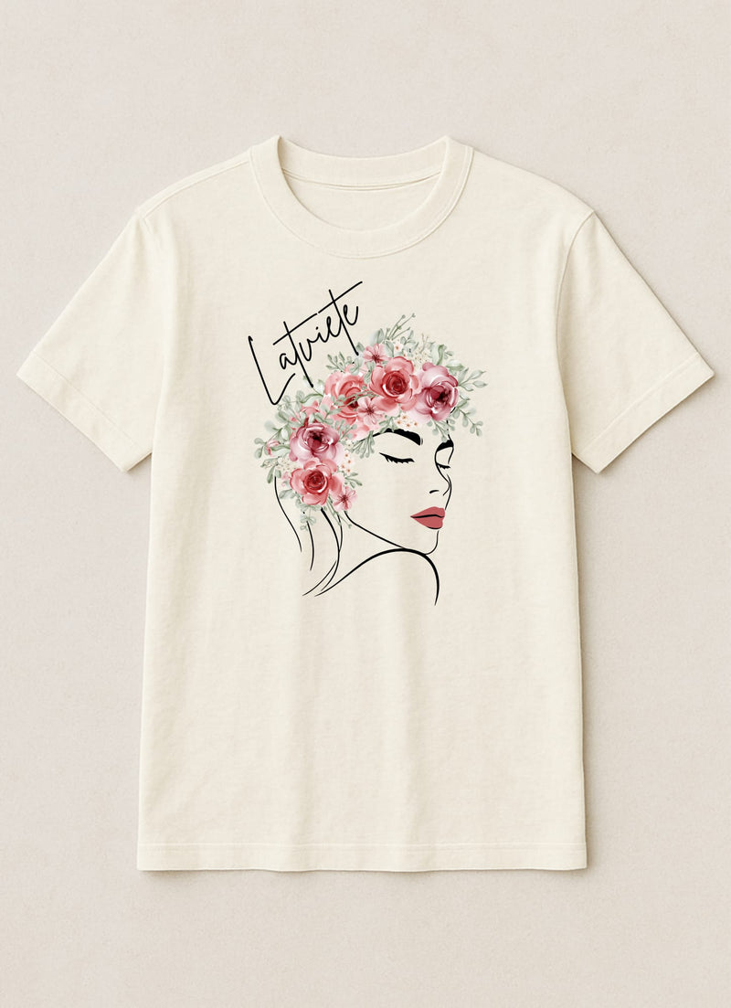 Latviete ar ziedu kroni