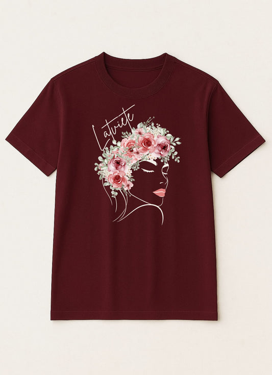 Latviete ar ziedu kroni