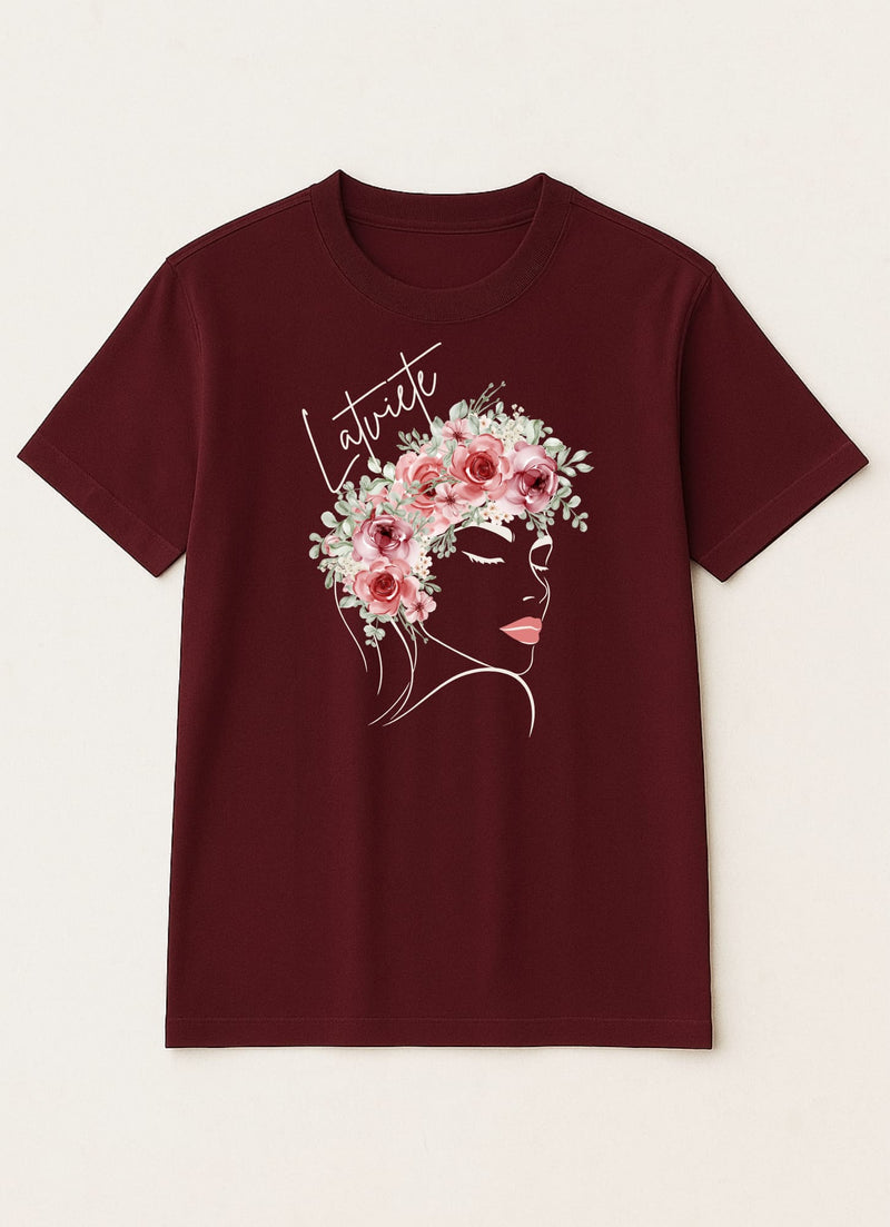 Latviete ar ziedu kroni